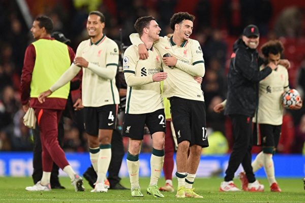 在死敵的主場五球大勝，利物浦隊球員喜悅之情溢於言表。（OLI SCARFF/AFP via Getty Images）