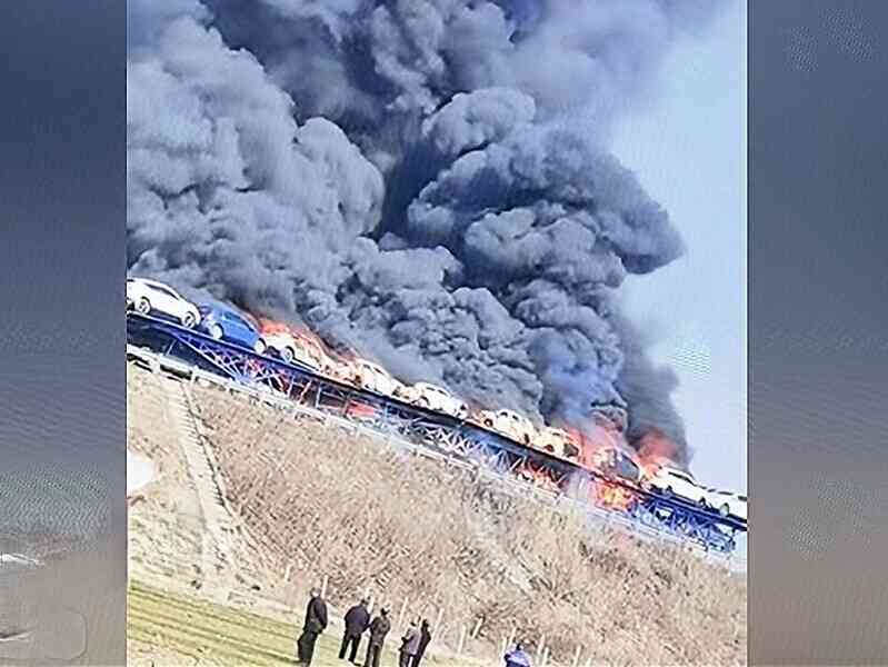 河北高速一貨車起火 運載的數十輛汽車被燒