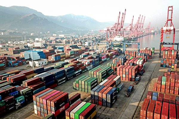 圖為2021年12月7日，中國江蘇省連雲港市的一個港口。 （STR/AFP via Getty Images）