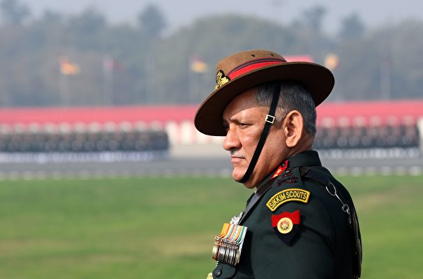 圖為印度首位國防參謀長Bipin Rawat將軍。2021年12月8日，他所乘坐的軍用直升機在印度南部墜毀，共13人遇難，包括將軍夫婦。（SAJJAD HUSSAIN/AFP via Getty Images）
