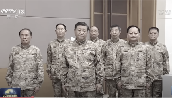 2022年11月8日,習近平與新軍委成員,身穿迷彩服,視察中央軍委聯合作戰指揮中心。從左至右:何衛東、劉振立、習近平、張升民、李尚福、張又俠、苗華。(影片截圖)