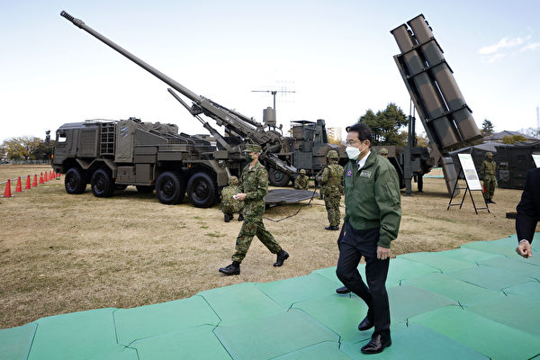 日本防衛省將撥出1277億日圓,用於國產導彈「12型地對艦導彈」的改進開發與生產。圖2021年11月27日,日本首相岸田文雄走過日本12型地對艦導彈(後右)。(Kiyoshi Ota / POOL / AFP)