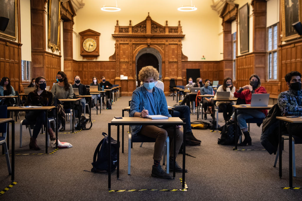 疫情打亂了許多大學生的正常學習。圖為牛津大學的學生在上課的時候保持社交距離。（Laurel Chor/Getty Images）