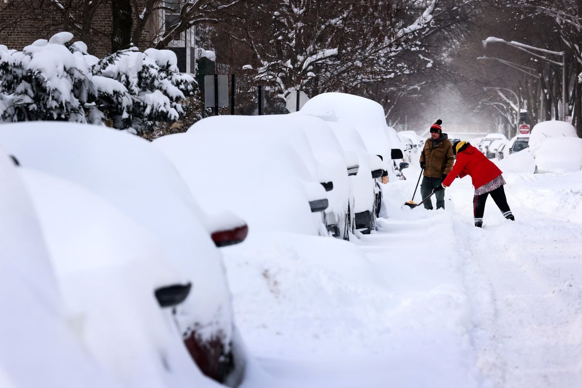2月16日，芝加哥居民在清理積雪。（Scott Olson/Getty Images）