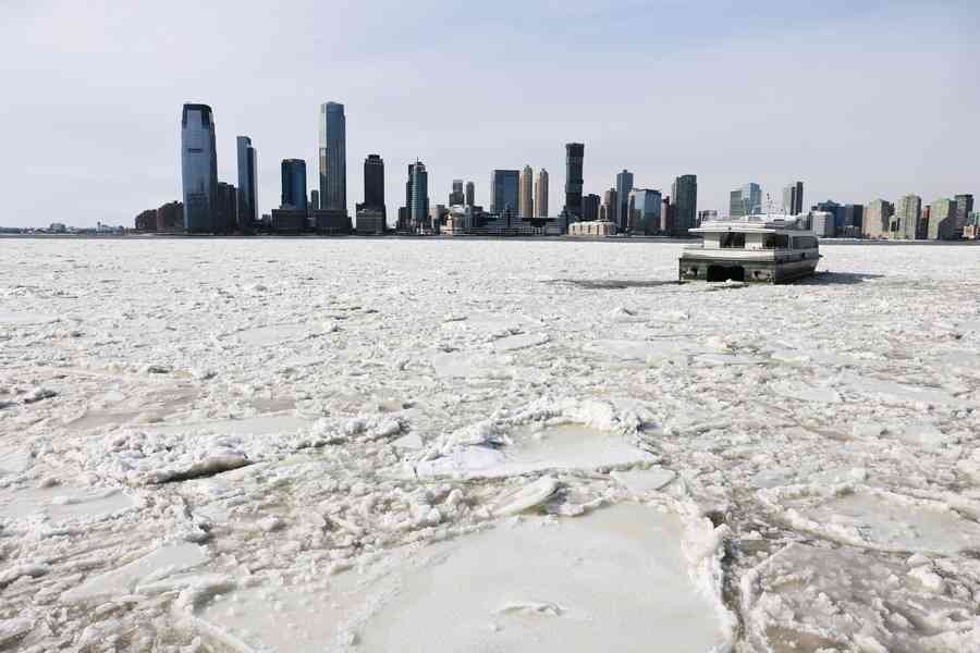 哈德遜河東河航道結冰 紐約市渡輪全面停航