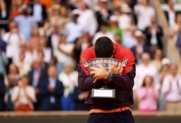 2023年6月11日,法網公開賽男單決賽,36歲的塞爾維亞球王祖高域(Novak Djokovic)以7:6/6:3/7:5擊敗挪威名將魯德(Casper Ruud),奪得個人第23個大滿貫男單冠軍,超越納達爾成為歷史第一人。(Clive Brunskill/Getty Images)