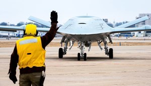 美軍首款艦載無人空中加油機首飛