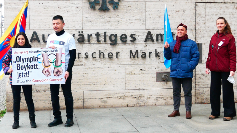 12月15日，多團體在柏林外交部前舉行抗議活動，抵制北京冬奧會。（Erik Rusch／大紀元）