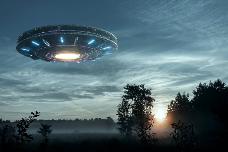 巨型UFO現身露天劇場 12目擊者：憑空消失了