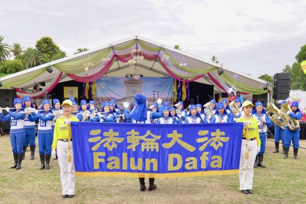 【圖輯】鼓樂齊鳴 法輪功學員與墨爾本民眾迎新歲