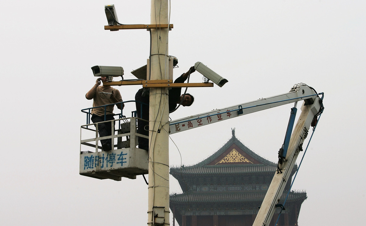 圖為工人在北京街頭安裝錄像頭。（Guang Niu/Getty Images）