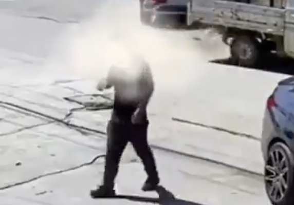 2025年10月6日,貴陽市男子當街抱走他人孩子被捕,派出所卻拒絕立案。(影片截圖)