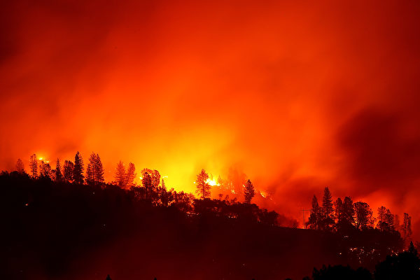 圖為加州北部2018年發生的野火。（Justin Sullivan/Getty Images）