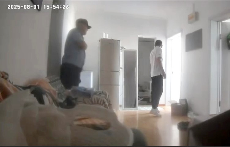 北京警察偷開密碼鎖進屋 女屋主遠程目睹嚇懵