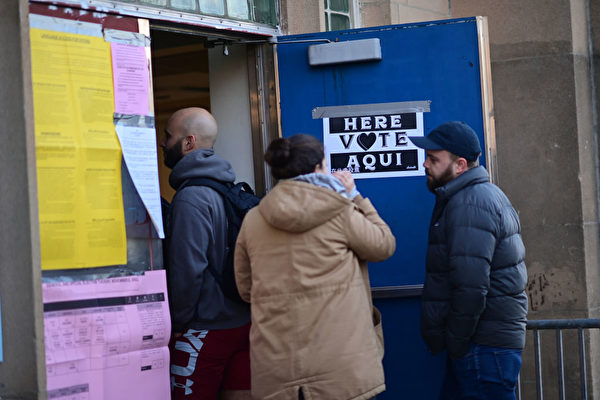2022年11月8日，費城選民在為中期選舉投票。（Mark Makela/Getty Images）