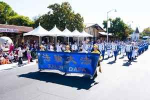 美國矽谷遊行 法輪功隊伍獲市議員稱讚