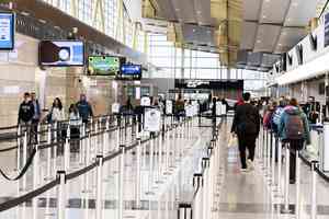 美安檢員工獲補發工資 機場排長龍情況局部緩解