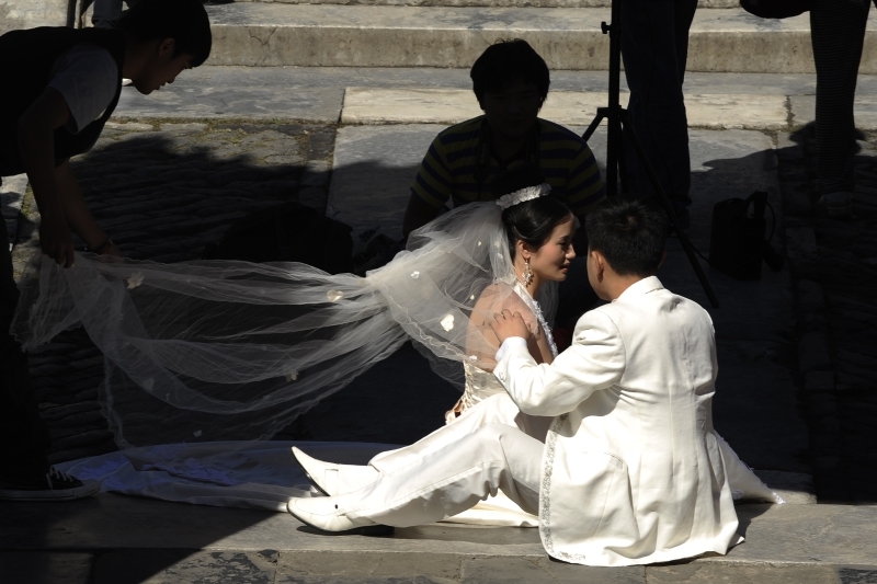 大陸結婚率再創新低，而離婚率仍節節攀升。圖為北京一對新人正在拍攝婚紗照。 （AFP PHOTO/Peter PARKS）
