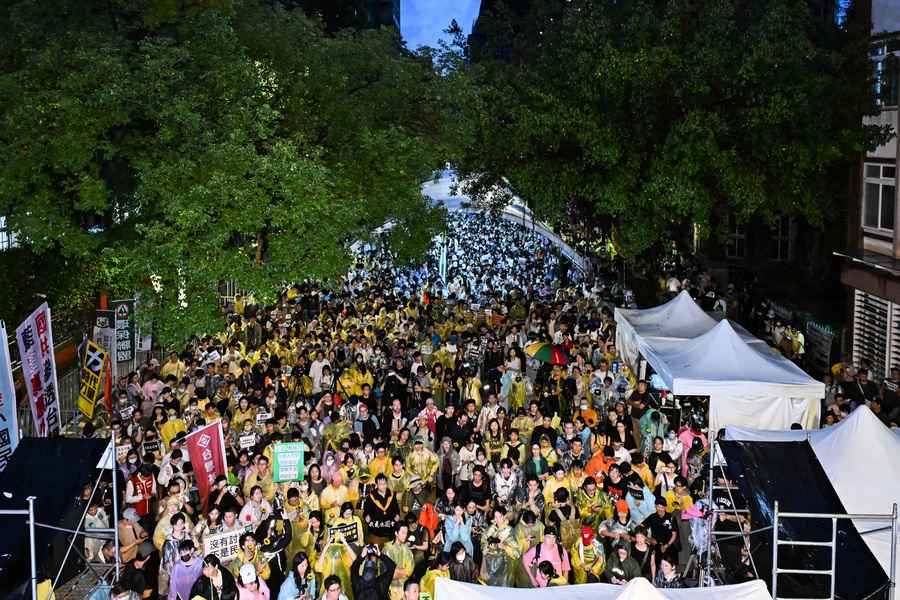 台立法院審議擴權法案 3萬人場外抗議