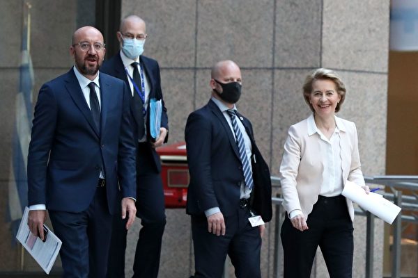 6月22日，歐盟方面的代表——歐洲理事會主席查理斯‧米歇爾（Charles Michel，左）和歐洲委員會主席烏爾蘇拉‧馮‧德萊恩（Ursula von der Leyen，右）。（YVES HERMAN/POOL/AFP via Getty Images）