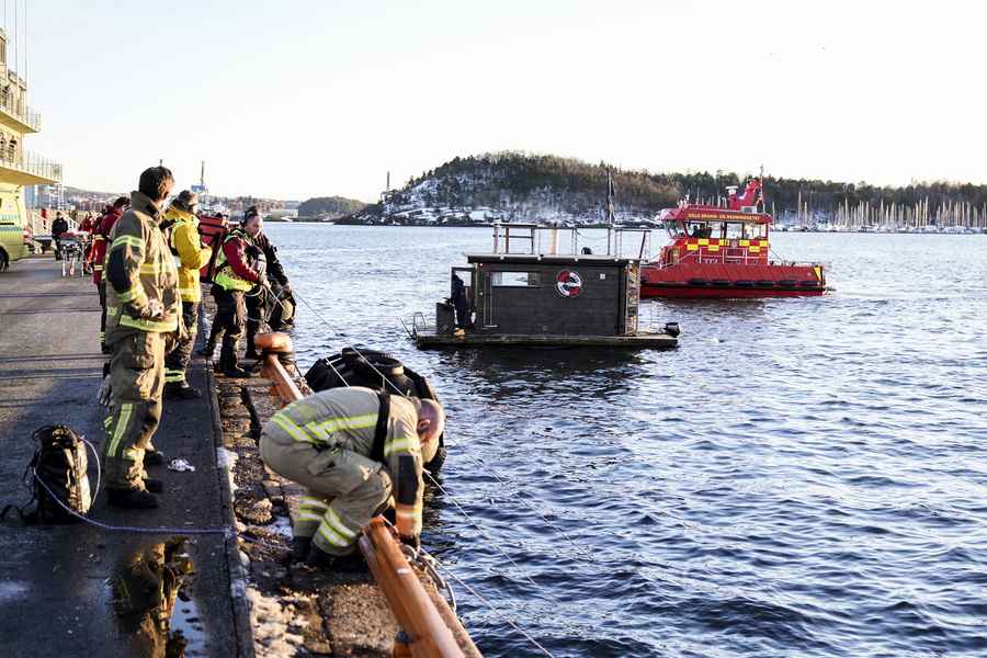 Tesla衝入挪威海水中 漂浮桑拿船營救乘客