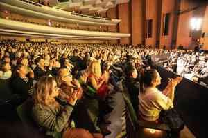 神韻加州長灘市爆滿 州議員、市長褒獎盛讚