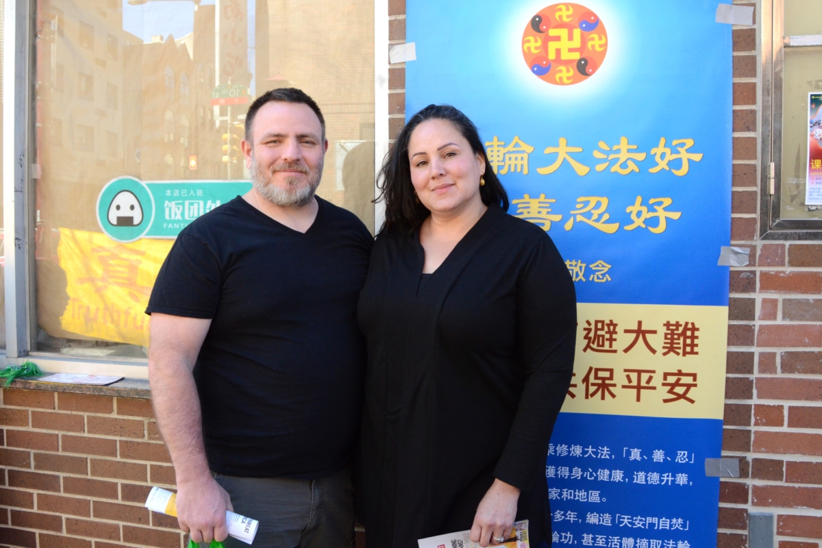 2025年8月30日,警官瑪麗莎·博切蒂(Maritza Bocceuti)和丈夫、法律助理保羅·博切蒂(Paul Bocceuti)在費城唐人街。他們表示支持脫離中共的「三退運動」。(良克霖/大紀元)