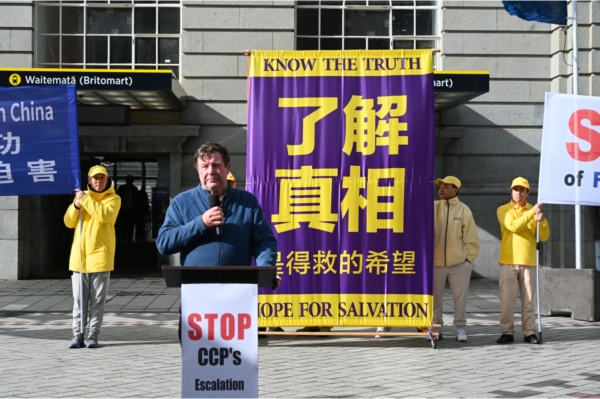 2025年6月28日,法輪功學員在紐西蘭奧克蘭集會遊行,揭露中共對法輪功學員長達26年的迫害,呼籲國際社會正義人士共同努力、制止中共的反人類罪行。圖為基督教牧師Stuart Vogel在集會上發表演講。(趙凱/大紀元)