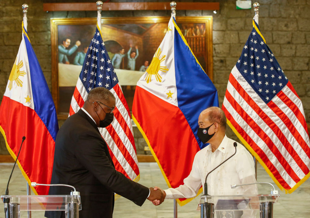 7月30日，菲律賓國防部長洛倫扎納（Delfin Lorenzana，右）與美國國防部長奧斯汀召開聯合記者會。（Rolex DELA PENA / POOL / AFP）