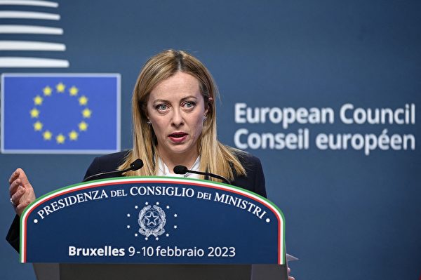 2023年2月10日,意大利總理梅洛尼(Giorgia Meloni)在布魯塞爾歐洲理事會大樓舉行的歐盟峰會特別會議後的新聞發布會上發表講話。 (John Thys/AFP via Getty Images)