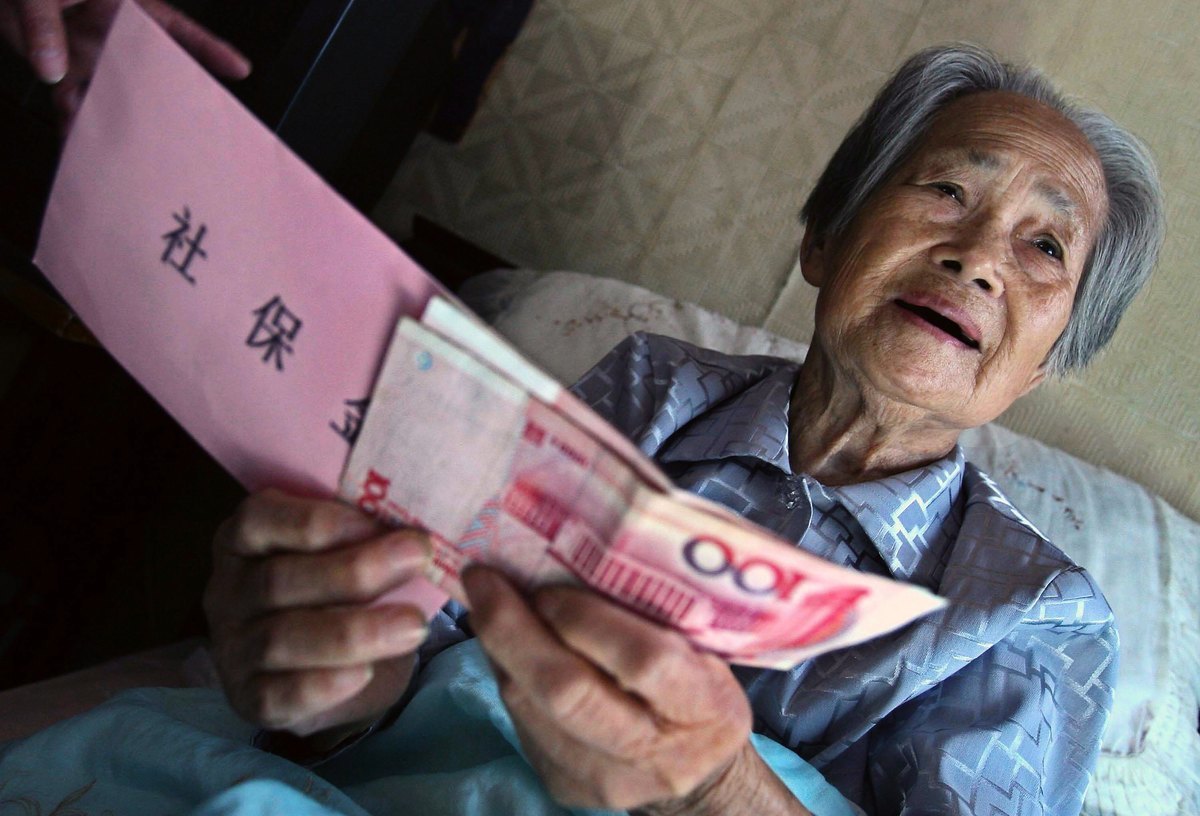 在中國東北，隨著經濟放緩加速養老金危機，地方當局越來越無法支付工人的退休金。 （China Photos/Getty Images）