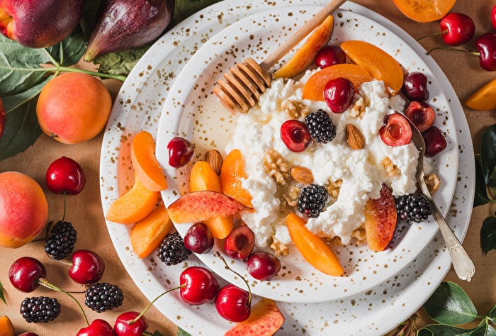 一碗茅屋芝士（Cottage Cheese）加上各種莓果，是最佳的抗氧化早餐。（Shutterstock）