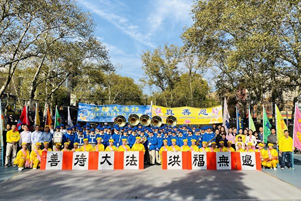 參加華埠演出的全體法輪功學員恭祝師父新年快樂。（李桂秀／大紀元）