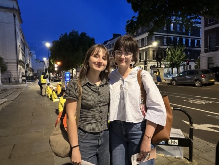 7月20日,路過中共大使館的埃維‧克羅斯蘭(Evie Crossland,右)說,和平抗議非常重要。(詹娜/大紀元)