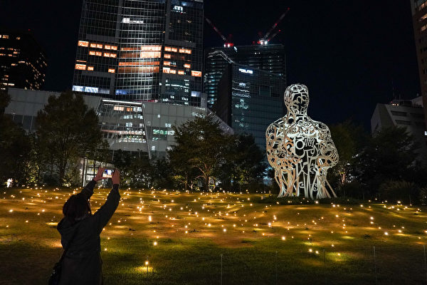 2023年11月13日,日本東京,虎之門燈光藝術展(Toranomon Light Art)期間,現場展示由荷蘭托爾工作室(Studio Toer)創作的燈光藝術作品「螢火蟲平原」(Firefly Field)。(Christopher Jue/Getty Images)