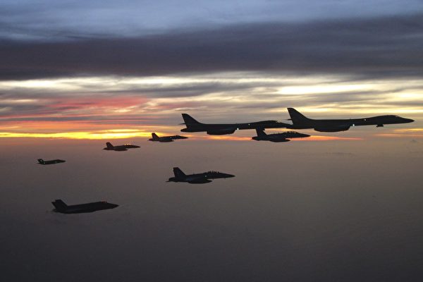 2023年3月8日，美軍的2架B-1B轟炸機與美國海軍的F-35B、F/A-18戰鬥機和E/A-18G電戰機在南海上空演習。（美國國防部推特）