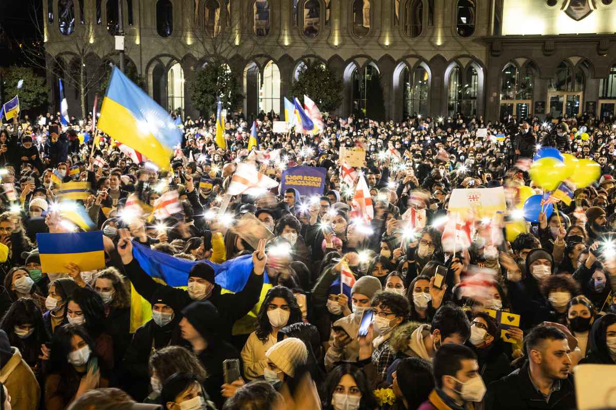 俄羅斯入侵烏克蘭，全球反戰聲浪高漲，中共則藉烏克蘭事件，對台灣發動認知作戰。圖為2022年2月27日格魯吉亞首都第比利斯的聲援活動。（Photo by Daro Sulakauri/Getty Images）