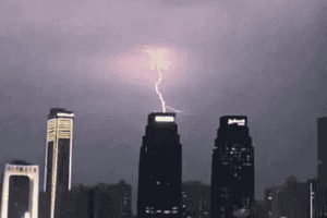 重慶「時代峰峻大樓被雷劈」影片熱傳