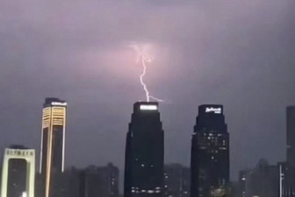 重慶「時代峰峻大樓被雷劈」影片熱傳