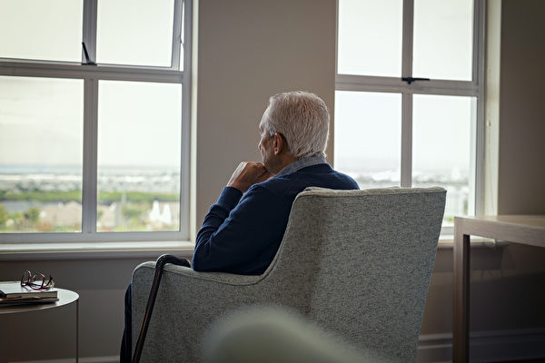 美國一家人收養82歲喪偶鄰居 作為「名譽爺爺」