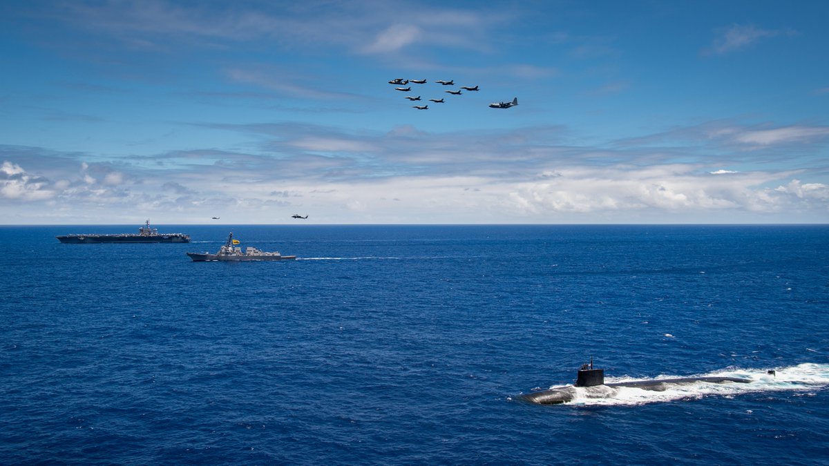 6月22日，卡爾文森號航母（CVN 70）、驅逐艦杜威號（DDG 105）和攻擊型潛艇海狼號（SSN 21）在夏威夷群島作戰區域聯合演練，艦載戰鬥機攻擊中隊和空中加油中隊飛越艦隊上空。（美國海軍）