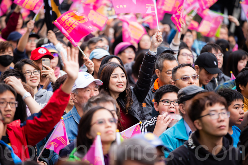 2020年1月11日，2020台灣總統大選與立委選舉，下午4點進行開票工作。民進黨競選黨部外聚集大批支持民眾等待開票結果。（陳柏州／大紀元）