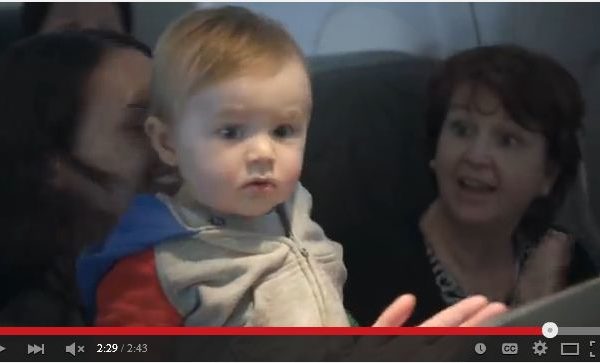 捷藍航空（JetBlue）近日在一航班上提供優惠，只要有四個嬰兒乘客在飛行途中哭鬧，全機旅客可以獲得免費往返機票一張。（視頻截圖）