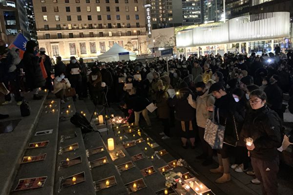 2022年11月27日晚，溫哥華市中心藝術館前聚集了近千華人，悼念在新疆烏魯木齊大火中的死難者。（高曉雯／大紀元）