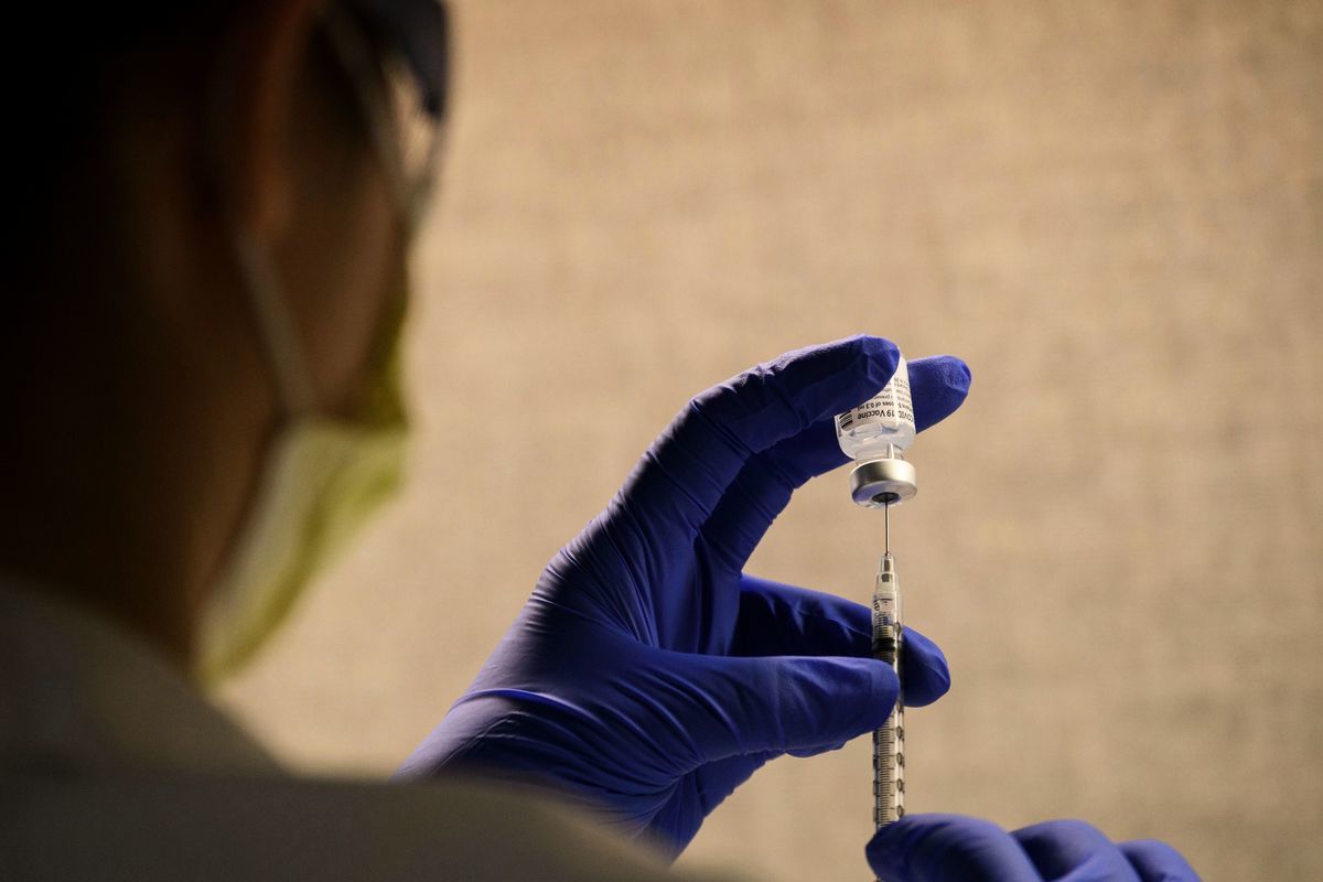 圖為2020年12月19日，加州托倫斯紀念醫學中心（Torrance Memorial Medical Center）的醫護人員，正在準備輝瑞公司（Pfizer）生產的疫苗。（PATRICK T. FALLON/AFP via Getty Images）