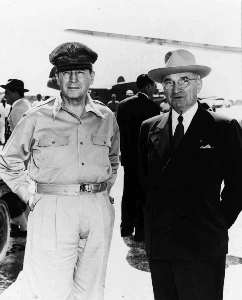 1950年10月15日,時任美國總統杜魯門(Harry S. Truman,右)與麥克阿瑟將軍(Douglas MacArthur,左)在威克島見面。(MPI/Getty Images)