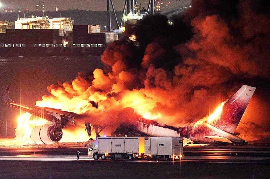 羽田機場意外機上379人驚險脫身 日航創奇蹟