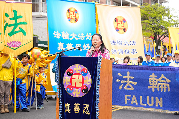 2023年4月23日,超過千名法輪功學員在紐約法拉盛集會,紀念四二五和平上訪24周年,呼籲社會各界聯合共同制止中共迫害、聲援4億多華人退出中共黨團隊。圖為全球退黨服務中心主席易蓉在發言。(戴兵/大紀元)