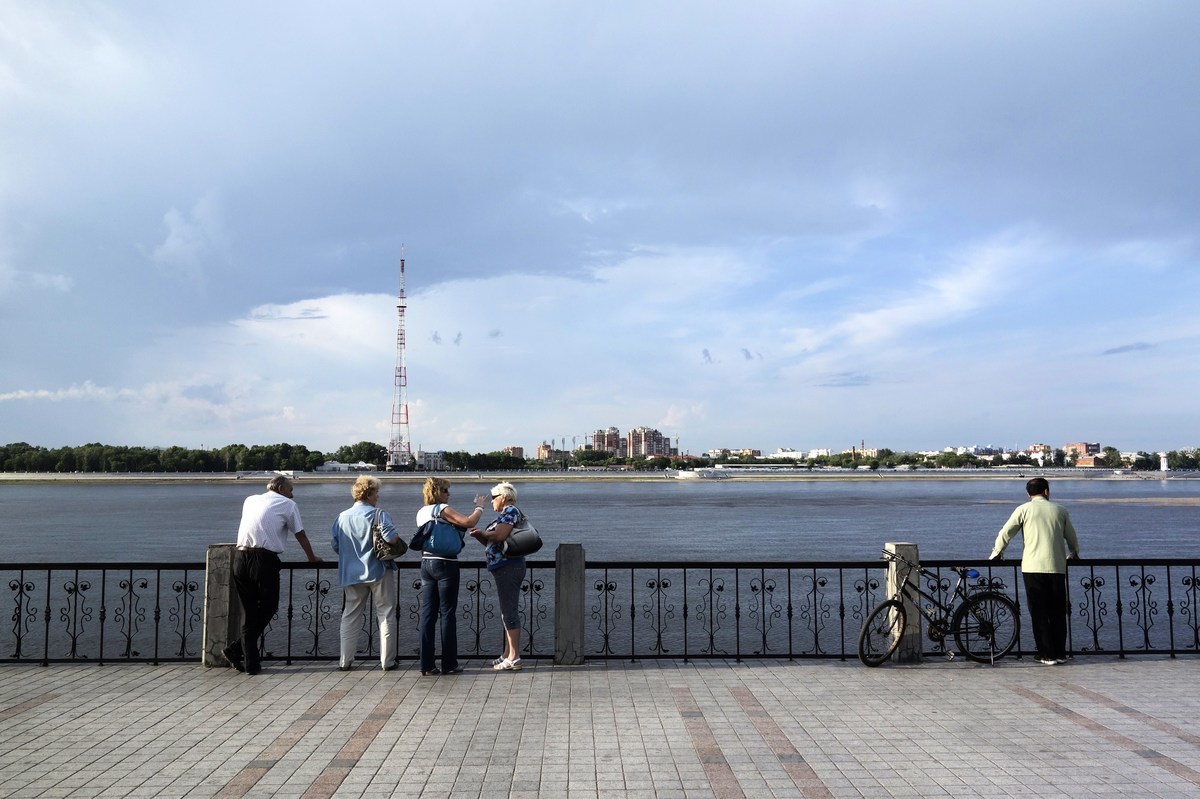 2015年7月4日，在中國東北黑龍江省的邊境城市黑河，一群俄羅斯人在黑龍江河邊觀看對岸的俄羅斯。（WANG ZHAO/AFP via Getty Images）