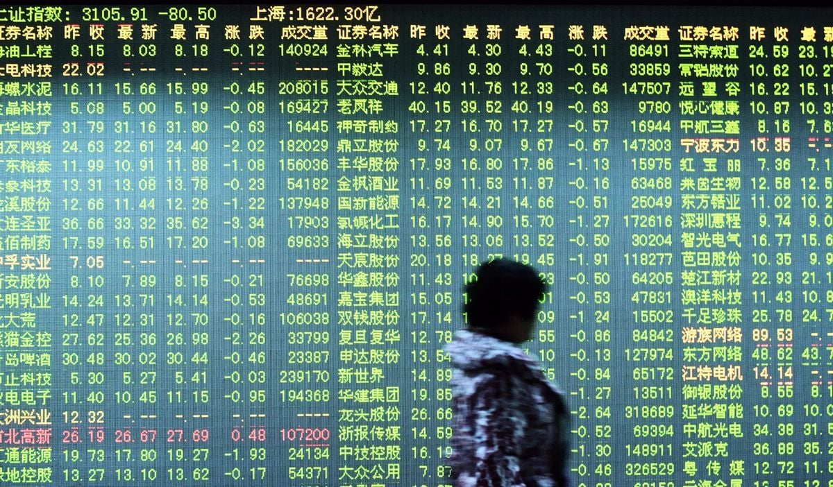 2016年1月11日浙江省杭州市一家證券公司的股市走勢。（STR/AFP via Getty Images）